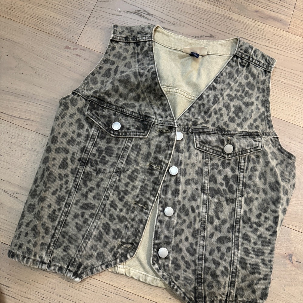 Universal Thread Womens Gray Leopard Print Denim Vest Button Front Size Small - Picture 1 of 4
